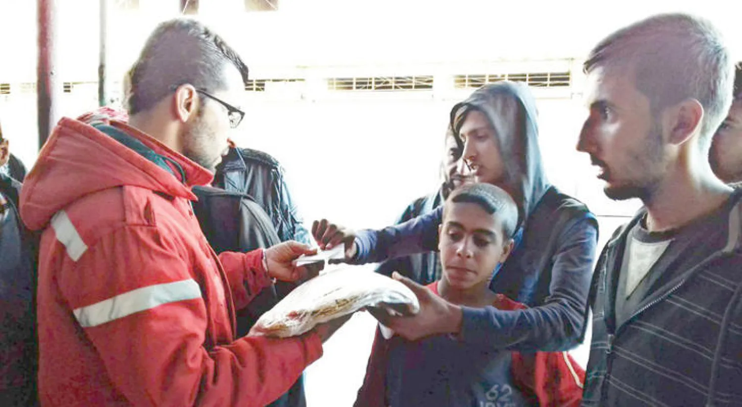 الهلال الأحمر يقوم بتوزيع الخبز على المدنيين في الأحياء المحاصرة بدير الزور، خلال الشهر الحالي، والذين يبلغ عددهم نحو 200 ألف نسمة (الفرات بوست)