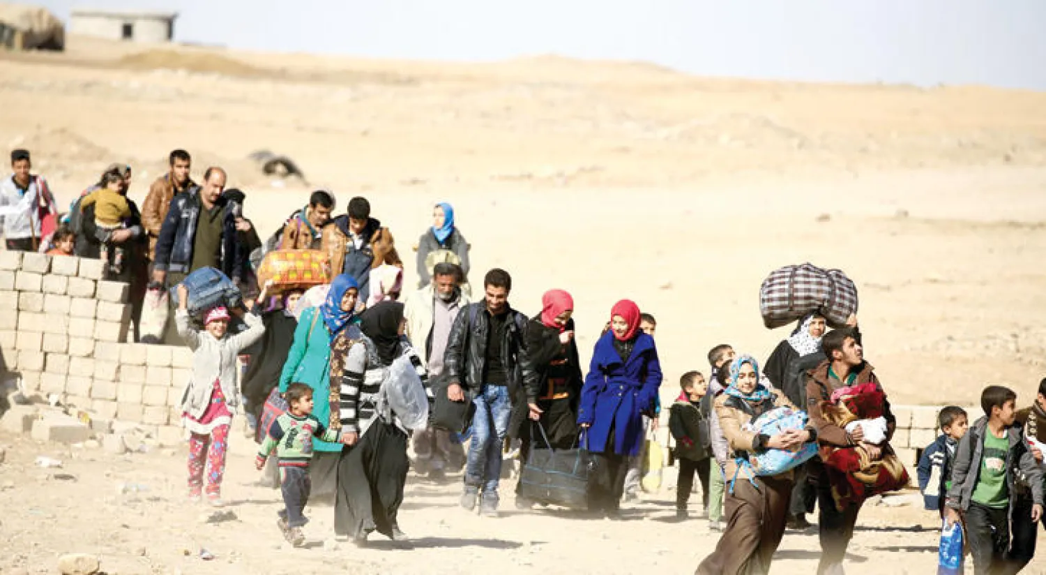 عراقيون في حي التحرير شرق الموصل يهربون أمس من تنظيم داعش (رويترز)