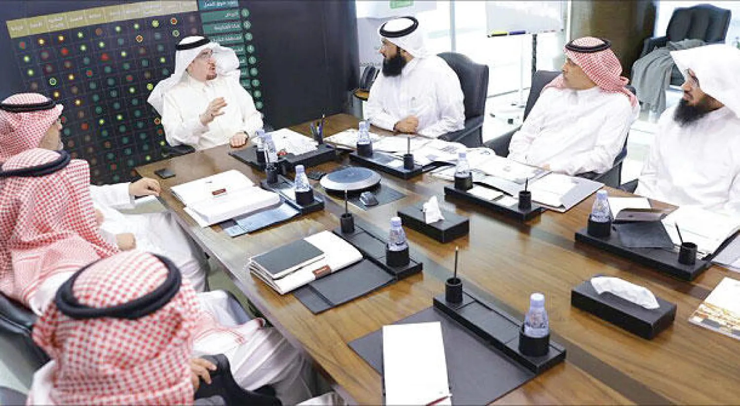 مفرج الحقباني خلال لقائه رئيس اللجنة الوطنية للأوقاف («الشرق الأوسط»)