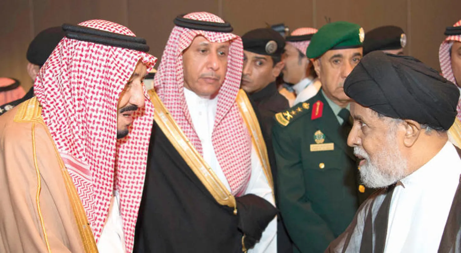 خادم الحرمين الشريفين لدى وصوله إلى المنطقة الشرقية أمس وفي مقدمة مستقبليه الأمير سعود بن نايف .. ومصافحاً أحد أعيان المنطقة الشرقية  في صالة التشريفات بقاعدة الملك عبد العزيز  (واس)