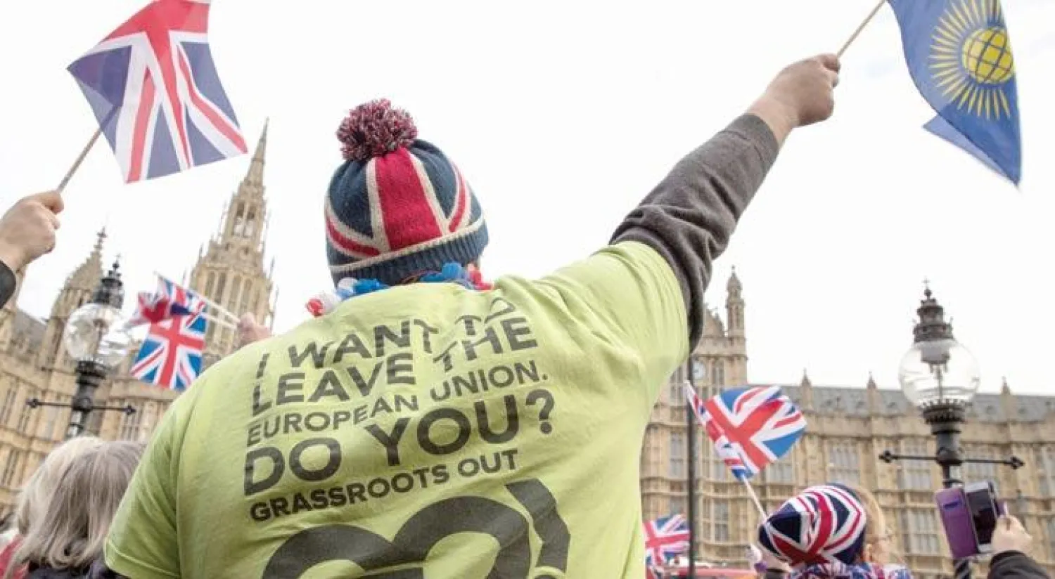بريطانيون يتظاهرون في وسط لندن  أمس مطالبين الحكومة البريطانية بالاسراع بعملية الخروج من الاتحاد الاوربي(أ.ف.ب)