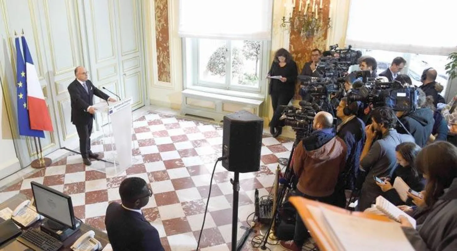 وزير الداخلية الفرنسي برنارد كازينوف يتحدث لرجال الإعلام بعد اعتقال خلية إرهابية كانت تخطط لتنفيذ اعتداءات كبيرة في فرنسا (أ.ف.ب)