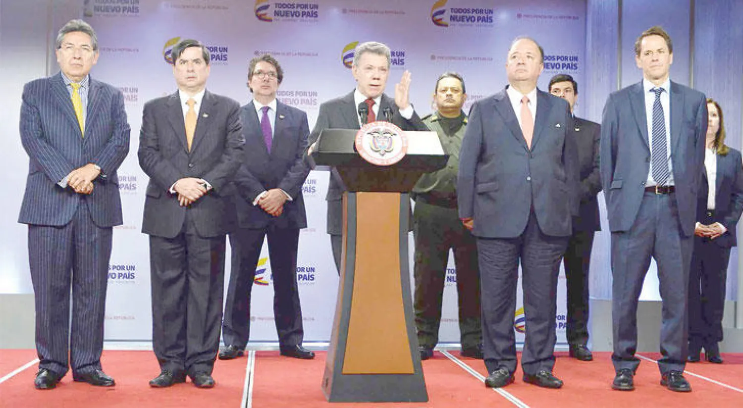 الرئيس الكولومبي يتوسط عددًا من رجال الدولة متحدثًا عن تحصين اتفاق السلام (أ.ف.ب)