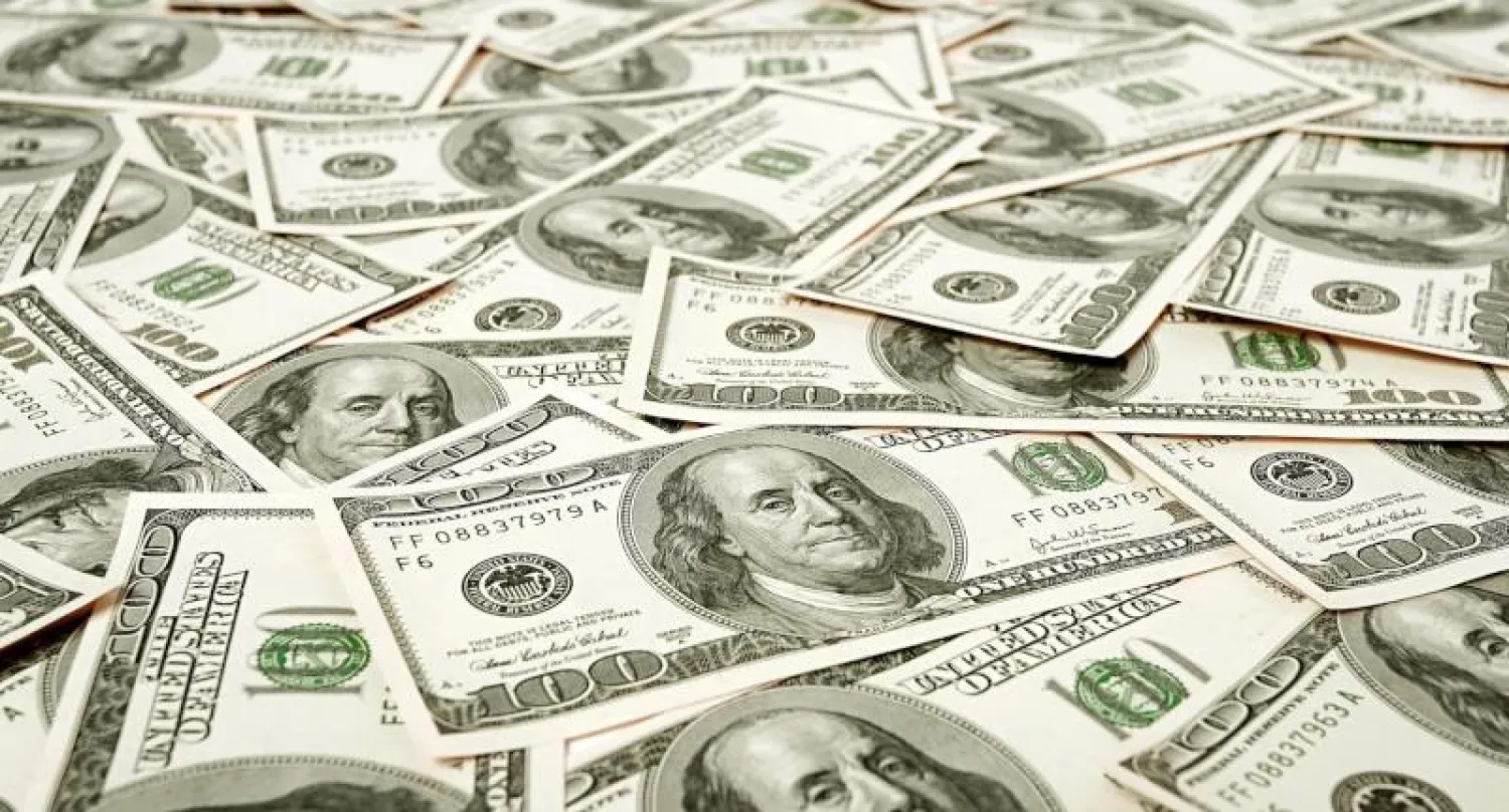 الدولار يرتفع بعد بيانات اقتصادية قوية