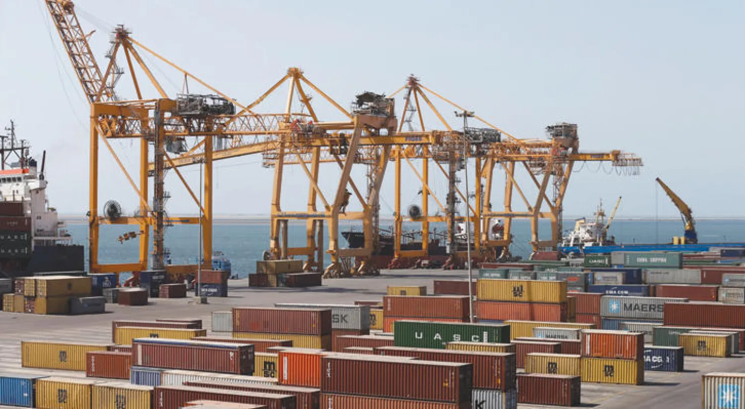 جانب من ميناء الحديدة الذي تسيطر عليه ميليشيات الحوثي وصالح غرب اليمن (رويترز)