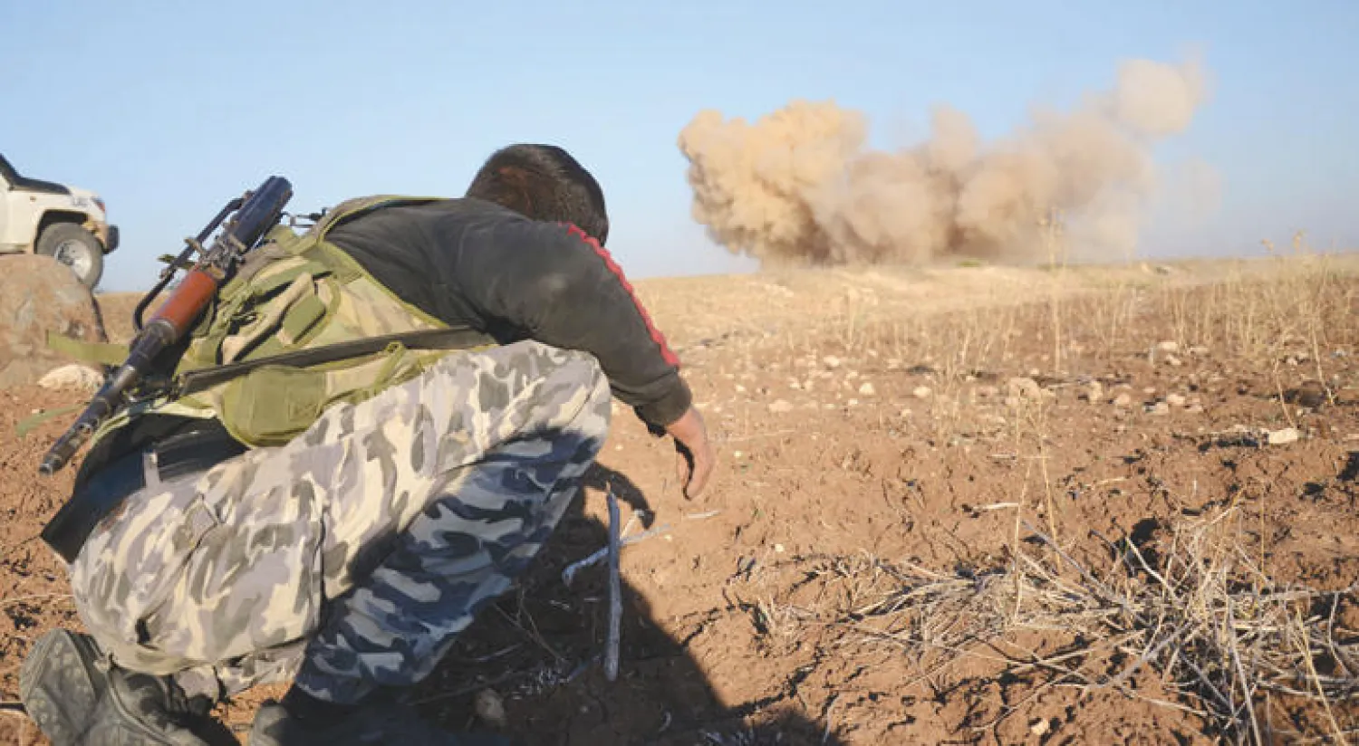 أحد الثوار يأخذ وضعاً احترازياً لدى التعامل مع أحد الألغام التي خلفها تنظيم داعش شمال قرية دابق أمس (أ.ف.ب)