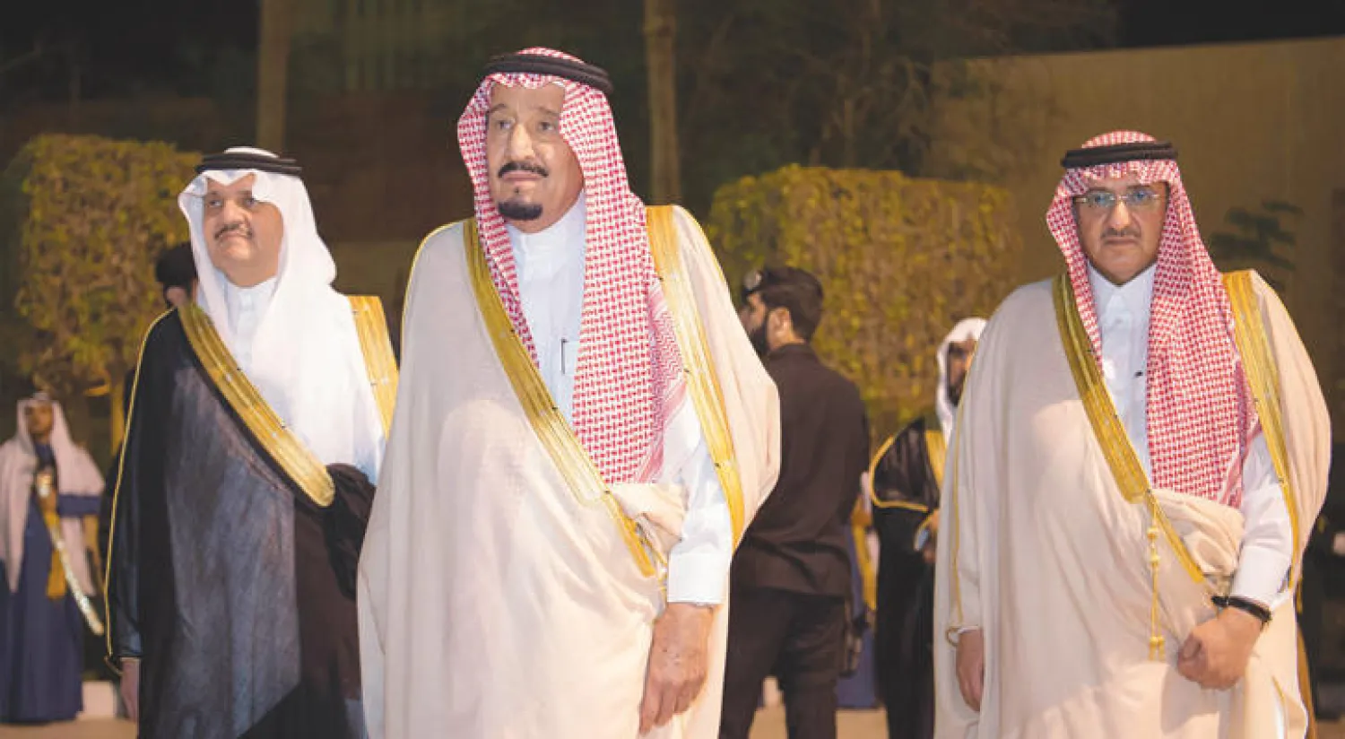 خادم الحرمين الشريفين الملك سلمان بن عبد العزيز لدى وصوله حفل الاستقبال في المنطقة الشرقية أول من أمس.. ويبدو الأمير سعود بن نايف أمير المنطقة الشرقية والأمير محمد بن نايف ولي العهد السعودي (واس)