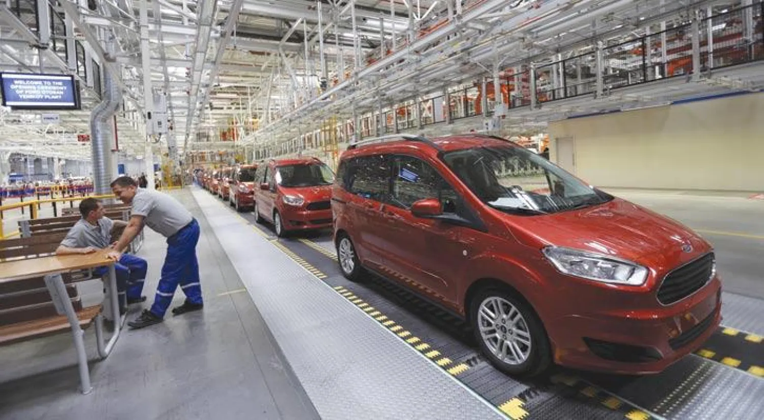 أحد خطوط إنتاج سيارة فورد في تركيا (رويترز)