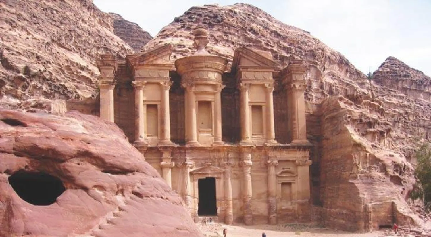 تزايد الضغوط على الحساب الجاري بسبب التباطؤ الحاصل في قطاع السياحة والتحويلات المالية (رويترز)