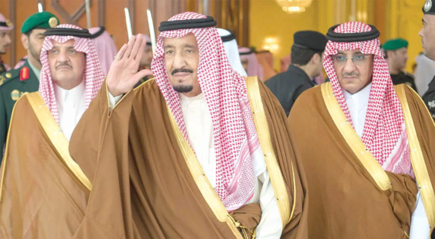 الملك سلمان لدى وصوله إلى حفل تدشين عدد من مشاريع وزارة الإسكان في الأحساء أمس.. ويبدو الأمير سعود بن نايف أمير المنطقة الشرقية والأمير محمد بن نايف ولي العهد (واس)