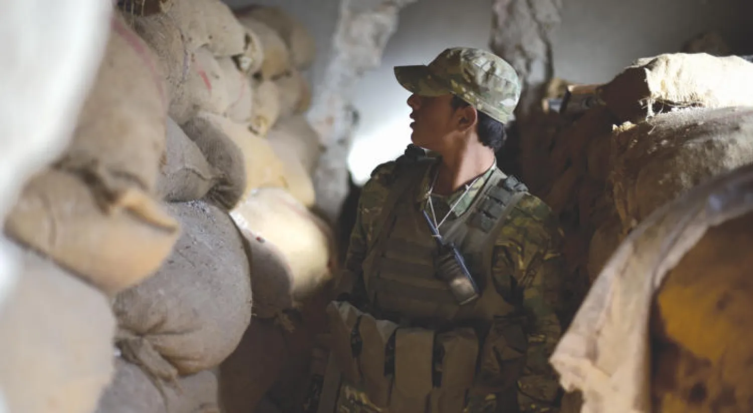 أحد افراد {الجيش السوري الحر} ضمن عملية {درع الفرات} بالقرب من منطقة {الباب} (غيتي)