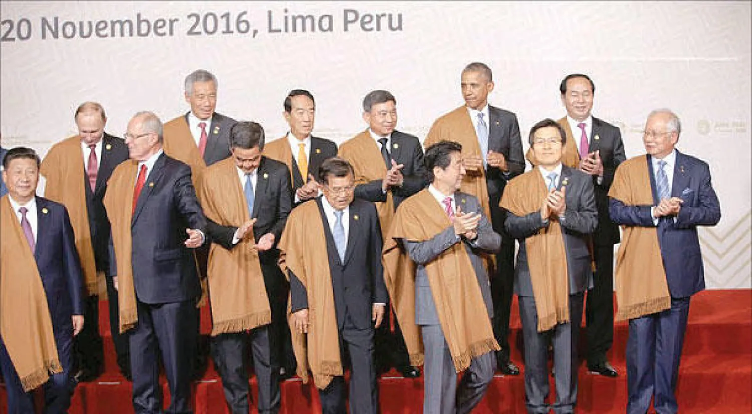 قادة العالم في اجتماع القمة الاقتصادية لدول آسيا المحيط الهادي  التي عقدت الشهر الحالي ({نيويورك تايمز})