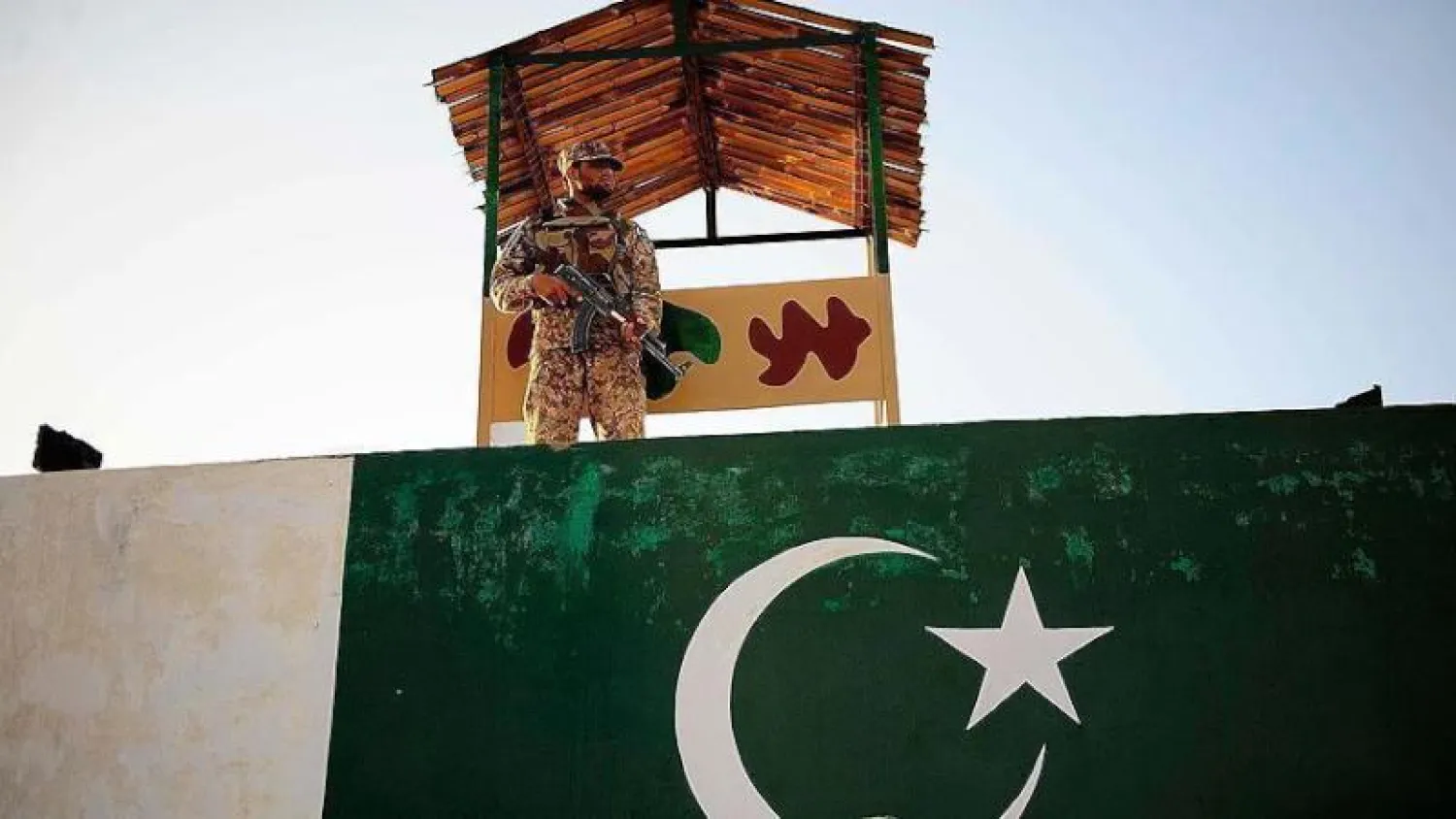 مقتل جنديين و4 انتحاريين في هجوم استهدف معسكرًا للجيش الباكستاني