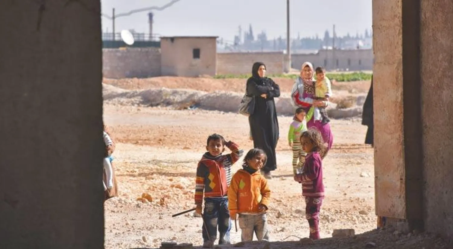 عائلات نازحة من شرق حلب داخل مخيم أقيم في «جبرين» بريف المدينة مع تقدم قوات النظام في أحياء المعارضة أمس (أ.ف.ب)