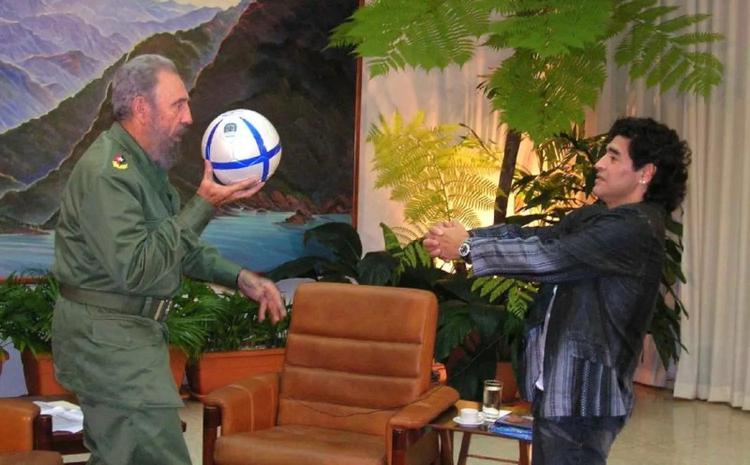 مارادونا حزين لوفاة «أبيه الثاني»