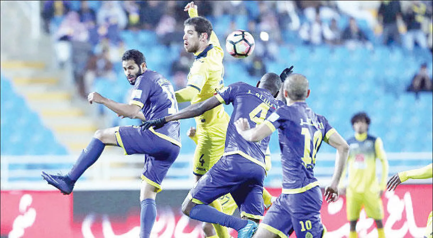 إحدى هجمات النصر المهدرة أمام مرمى التعاون («الشرق الأوسط»)