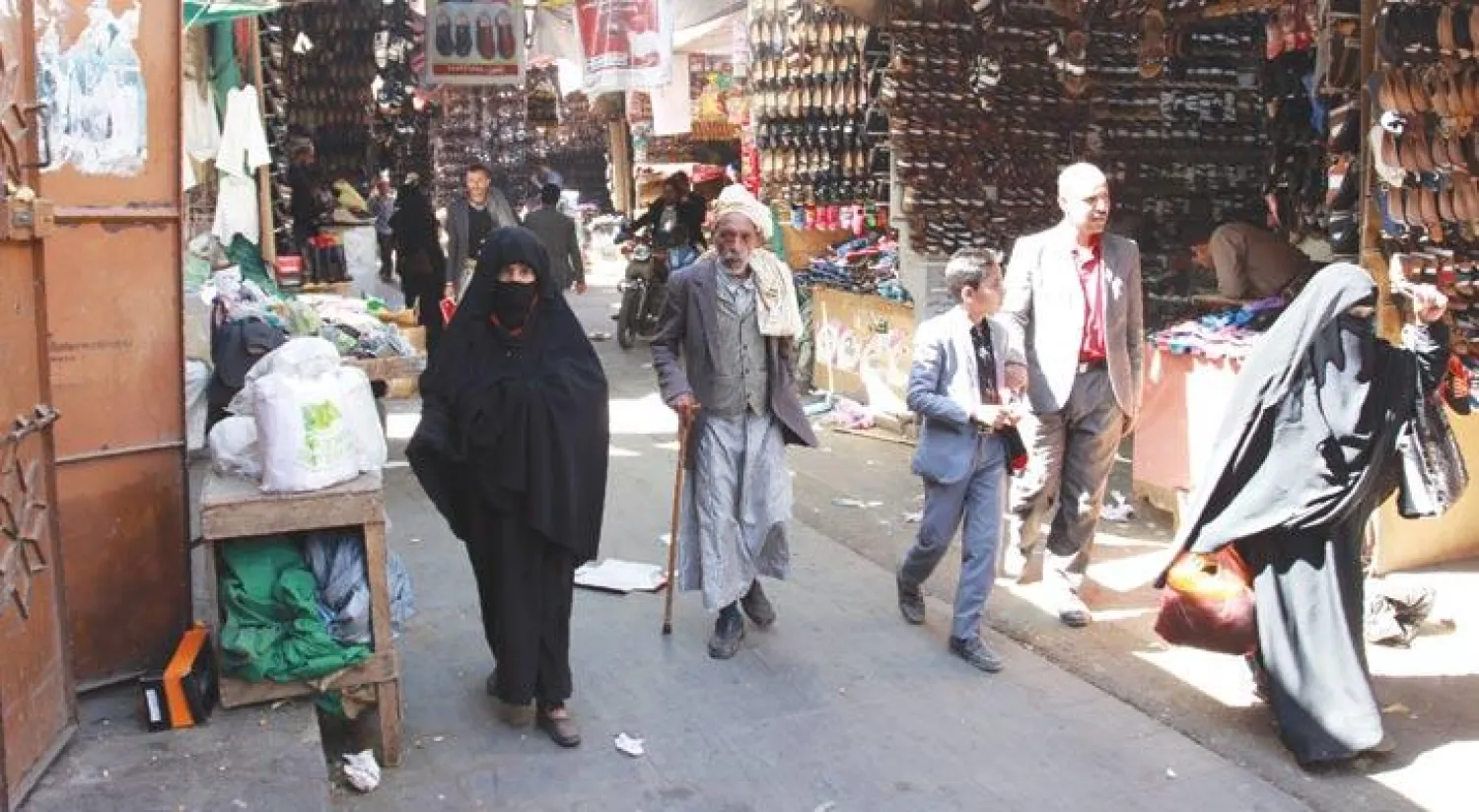 يمنيون في سوق شعبية بالعاصمة صنعاء (أ.ف.ب)