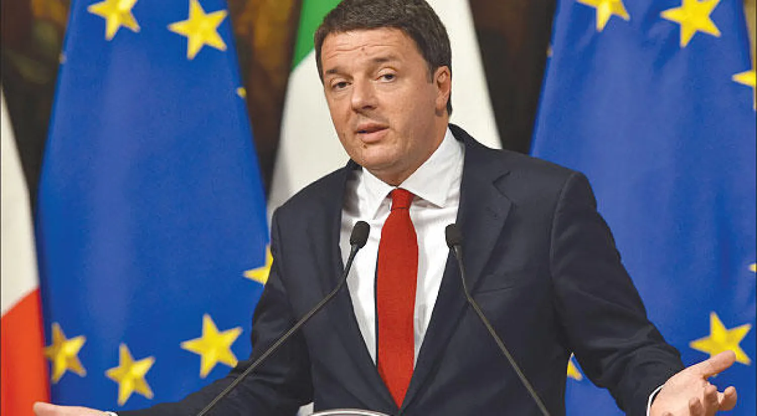 رئيس الوزراء الإيطالي ماتيو رينزي خلال مؤتمر صحافي بروما أمس (أ.ف.ب)