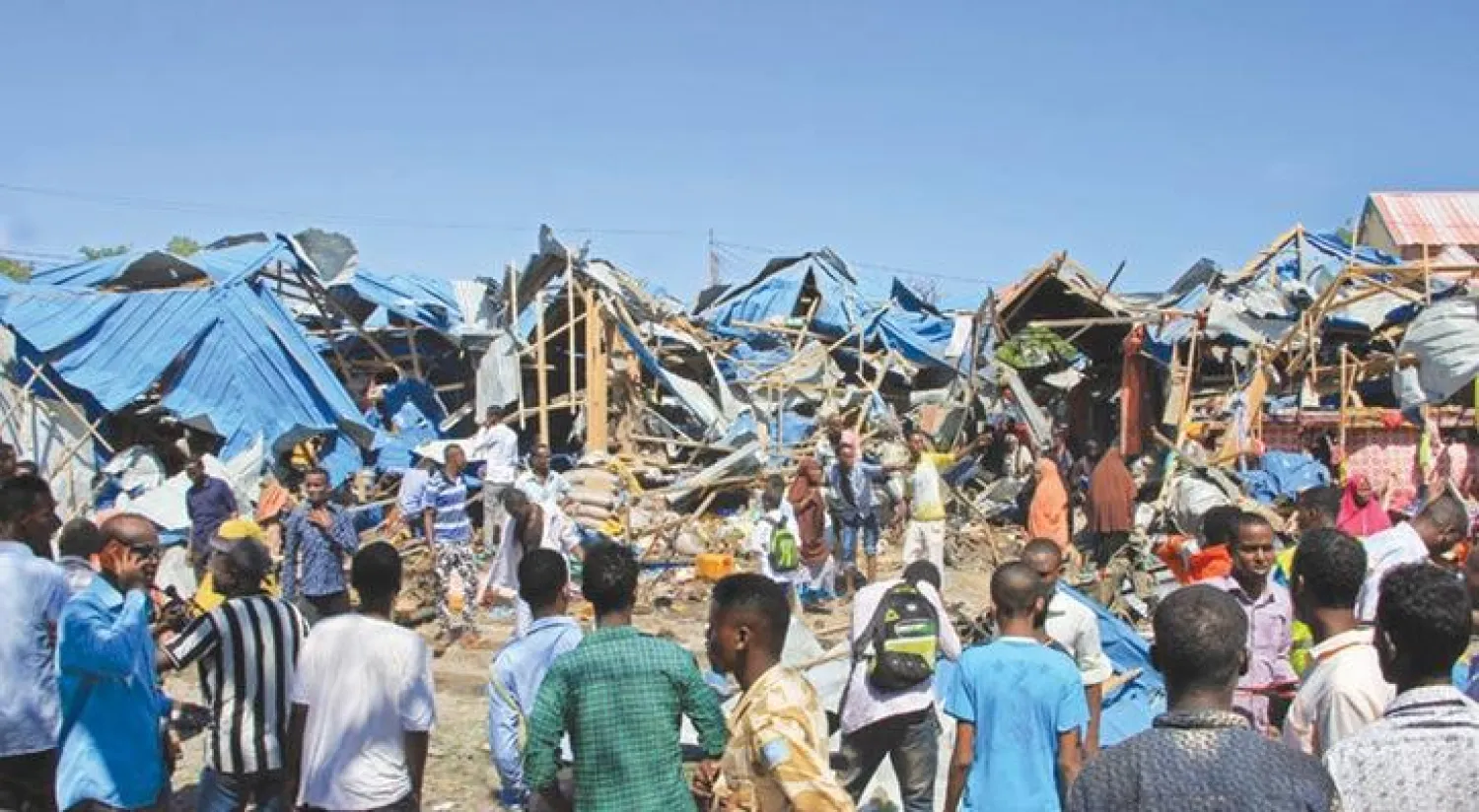 صوماليون يعاينون مكان الدمار الذي سببه  تفجير سيارة مفخخة بالعاصمة الصومالية مقديشو يوم السبت الماضي وخلف عشرات القتلى والجرحى (أ.ب)