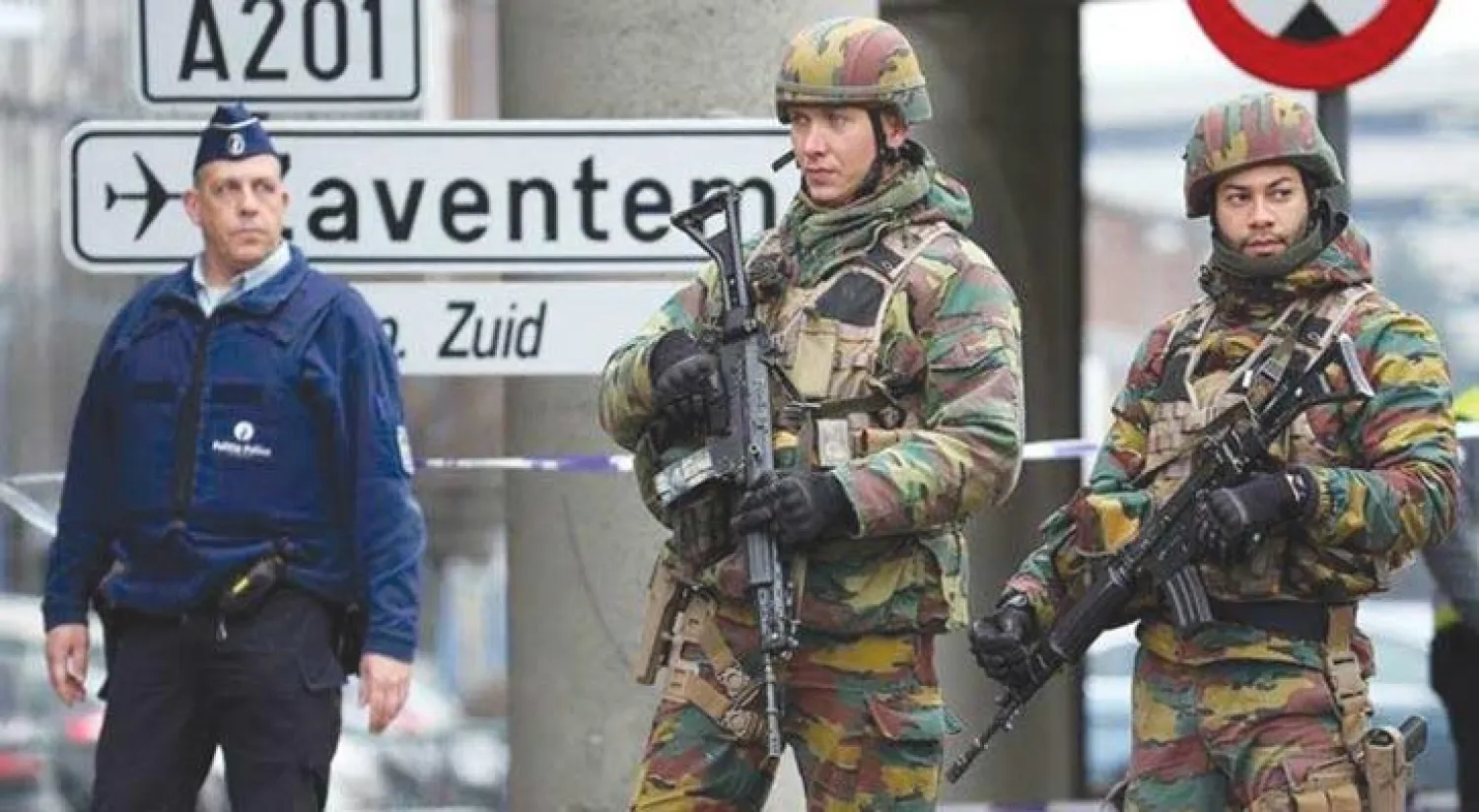 إجراءات أمنية خارج مطار بروكسل عقب تفجيرات مارس الماضي («الشرق الأوسط»)