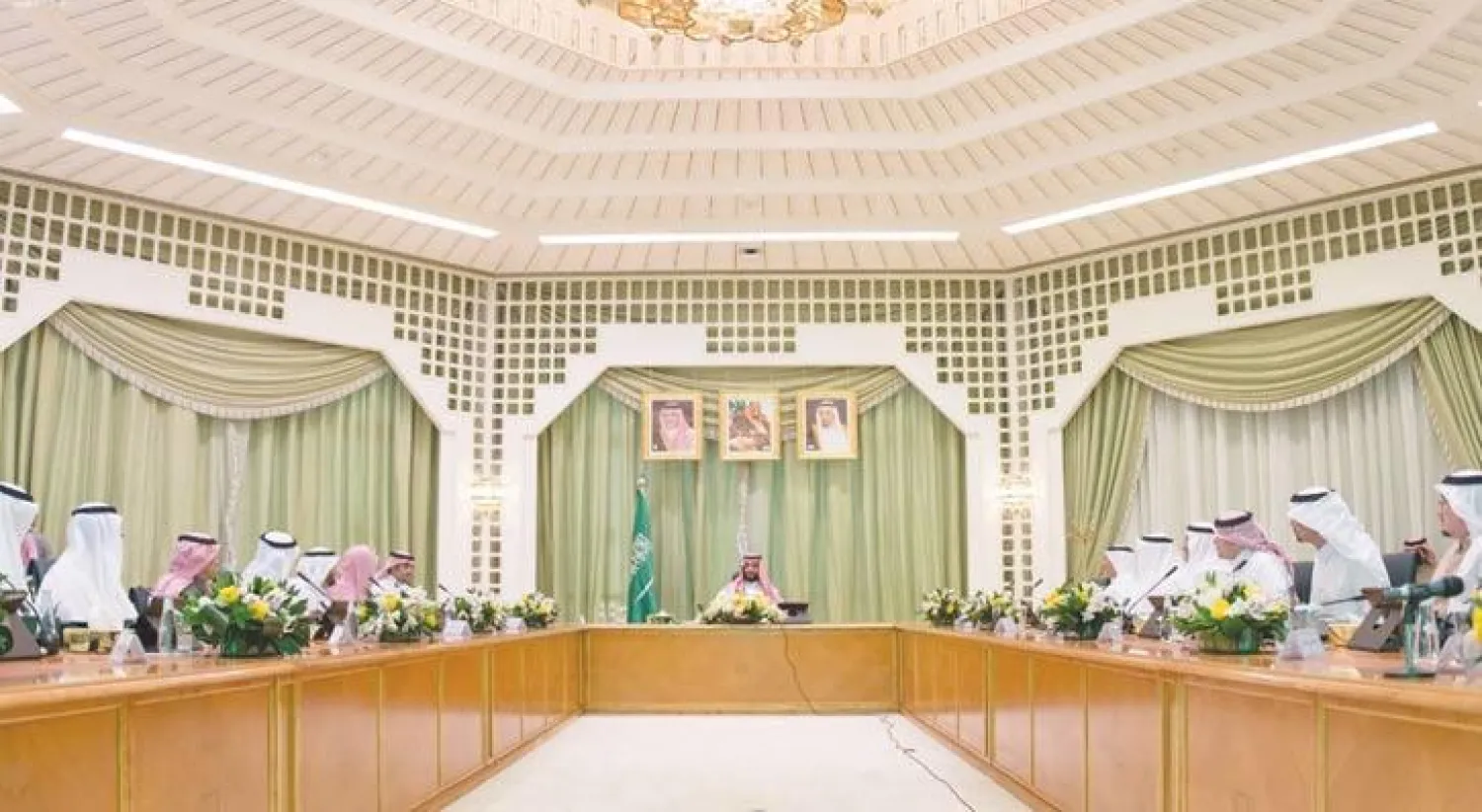 الأمير محمد بن سلمان ولي ولي العهد خلال ترؤسه اجتماع مجلس الشؤون الاقتصادية والتنمية بمدينة الخبر أمس (واس)