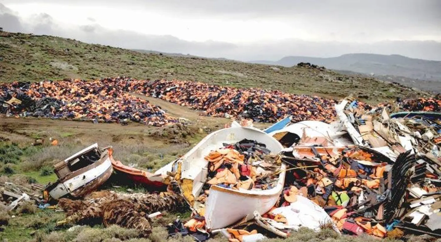 تدفق اللاجئين عبر بحر إيجة في بداية 2016 أدى إلى توقيع اتفاق بين تركيا والاتحاد الأوروبي يحدد حركتهم. وتهدد تركيا بإلغاء الاتفاق كرد فعل على قرار تأجيل البت بعضويتها في الاتحاد (أ.ف.ب)