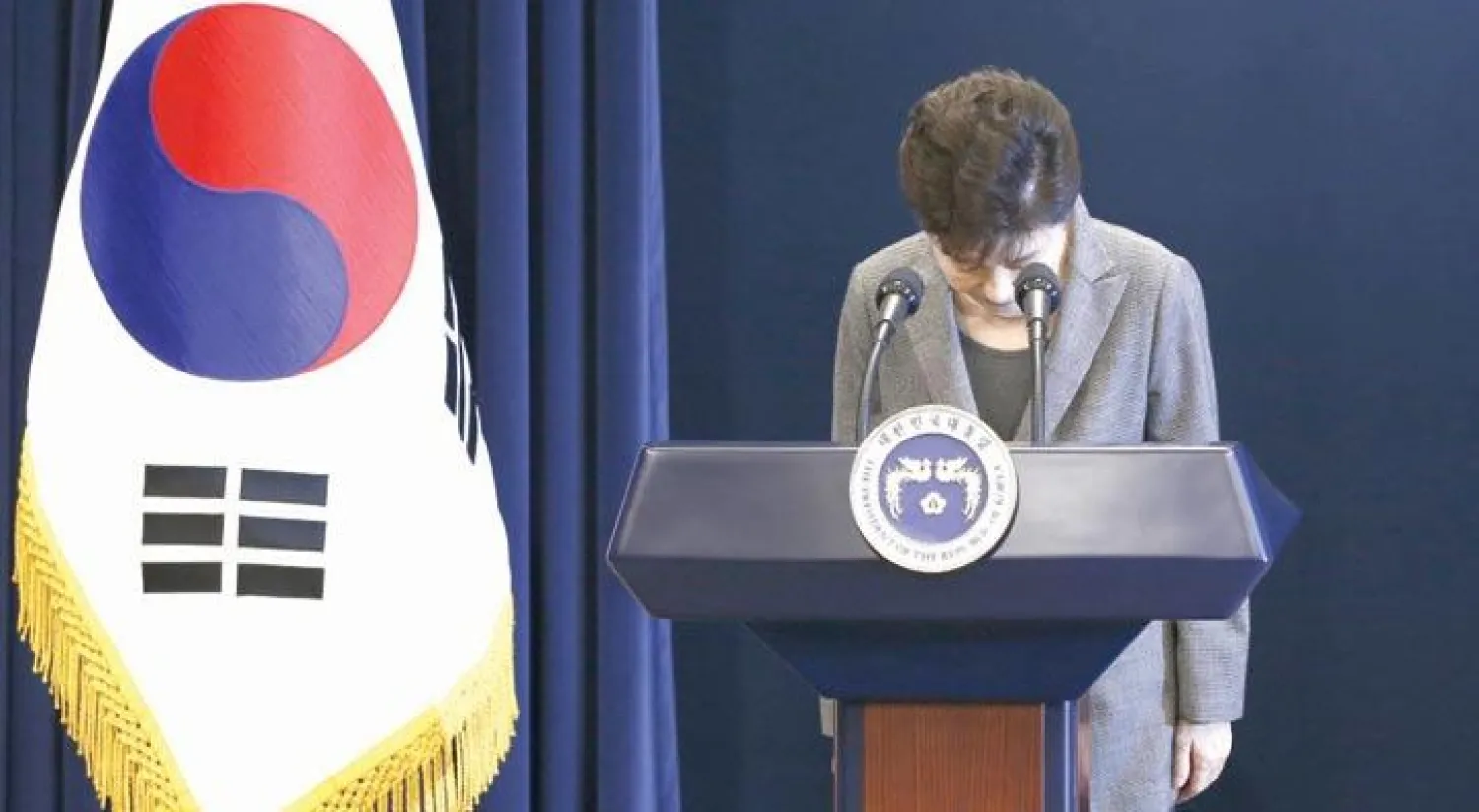 الرئيسة بارك غيون هي تلقي خطابها وتعتذر مرة ثانية وتطالب البرلمان بالتدخل لحل الأزمة التي تواجهها كوريا الجنوبية والتي تعتبر الأسوأ منذ الثمانينات في القرن الماضي (أ.ف.ب)