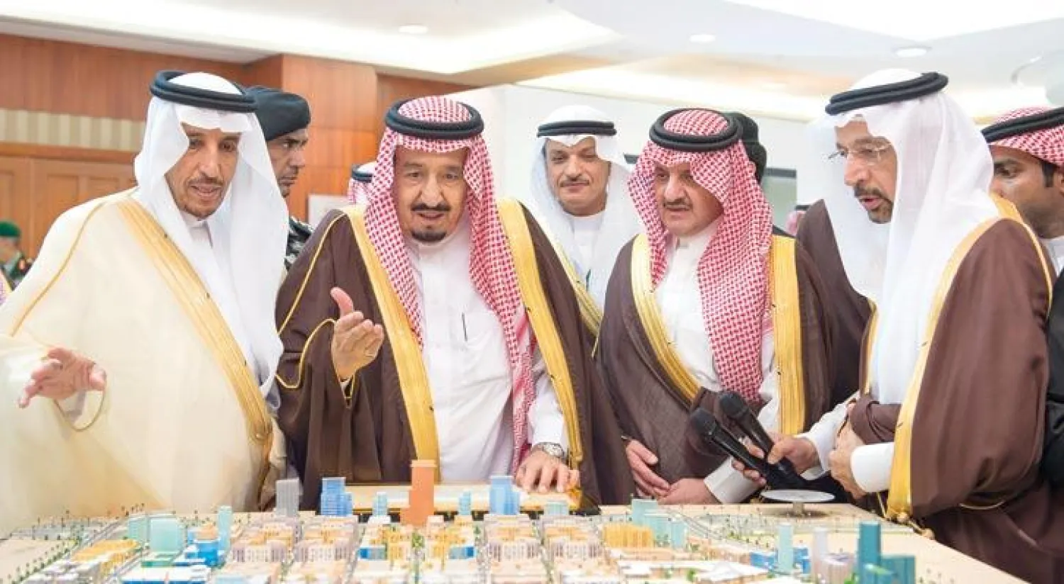 الملك سلمان بن عبد العزيز يستمع إلى شرح من الأمير سعود بن عبد الله بن ثنيان رئيس «الهيئة الملكية للجبيل وينبع» ومن الوزير خالد الفالح حول مجسم لأحد المشاريع الصناعية التي دشنها أمس.. ويبدو الأمير سعود بن نايف أمير المنطقة الشرقية («الشرق الأوسط»)