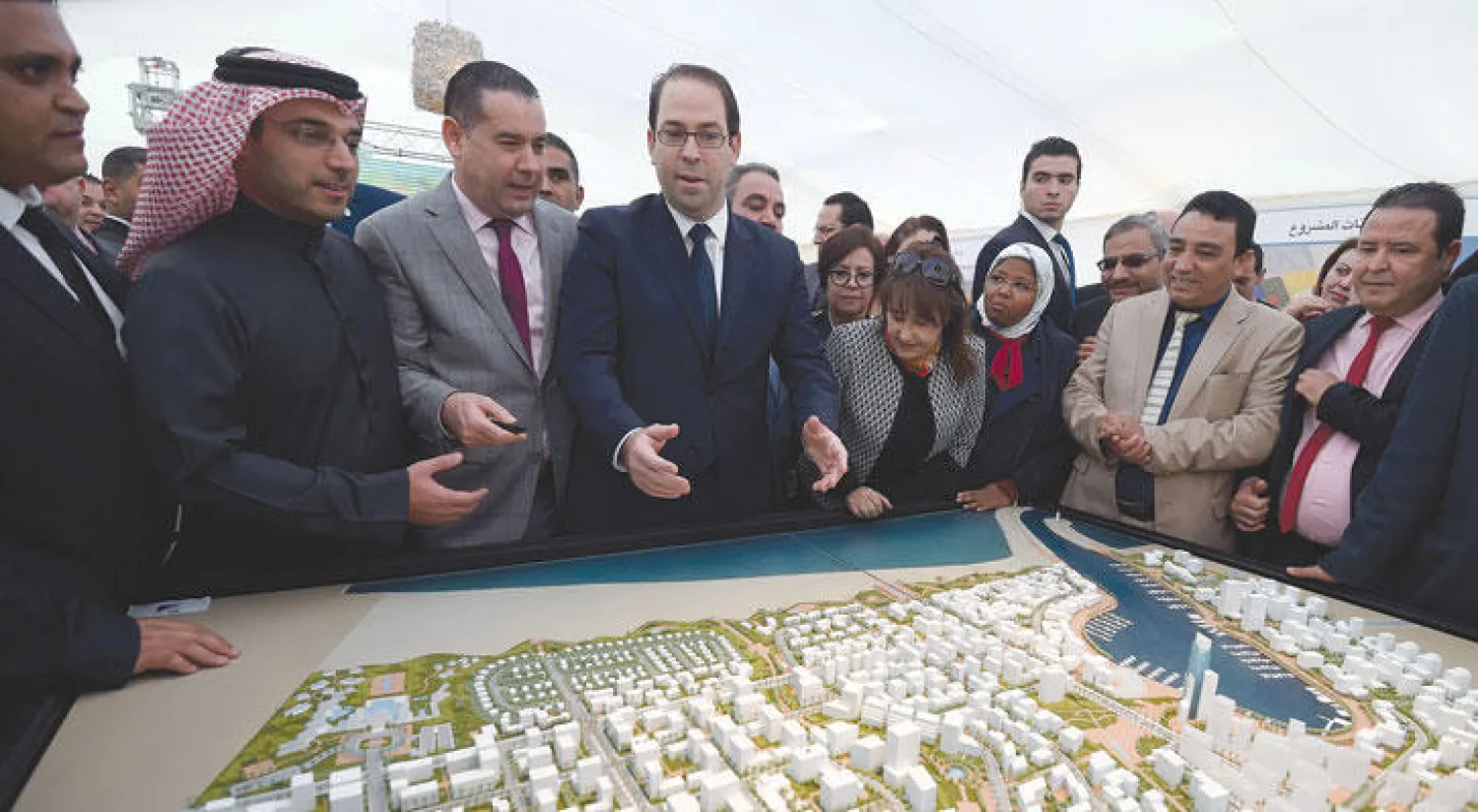 رئيس الحكومة التونسية يوسف الشاهد يستعرض أحد مخططات المشروعات السكنية الجديدة في تونس على هامش مؤتمر «تونس 2020»