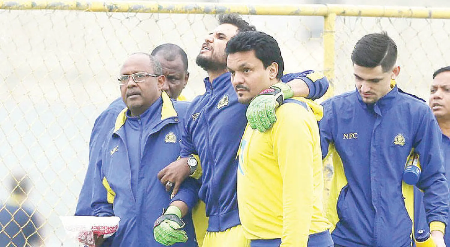 العنزي متأثرًا بإصابته في التدريبات (المركز الإعلامي بنادي النصر)