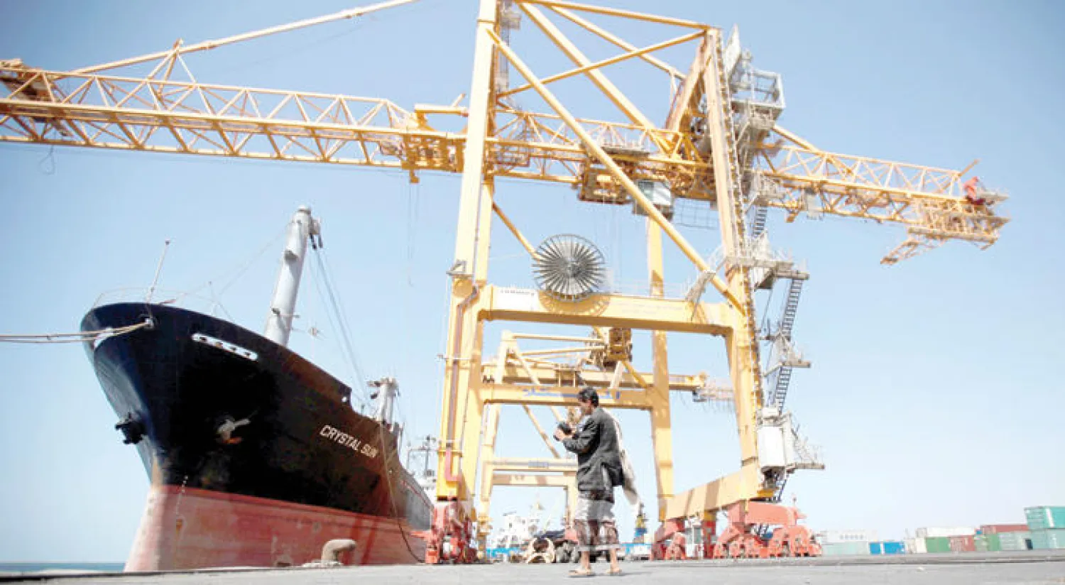 جانب من ميناء الحديدة الذي يقع تحت سيطرة الحوثيين وصالح غرب اليمن (رويترز)