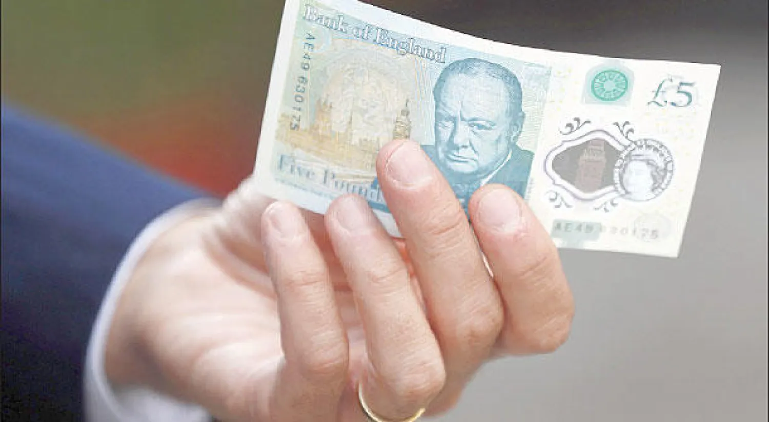 فئة الخمسة جنيهات عليها صورة رئيس الوزراء السابق ونستون تشرشل (رويترز)