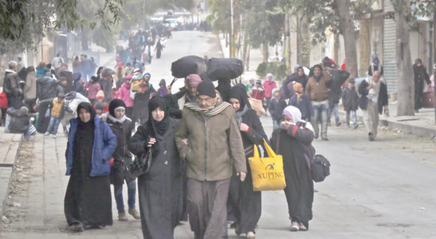 سكان حي «قاضي عسكر» أحد أحياء حلب الشرقية ينزحون أول من أمس باتجاه مناطق لا تستهدفها غارات الطيران (أ.ف.ب)