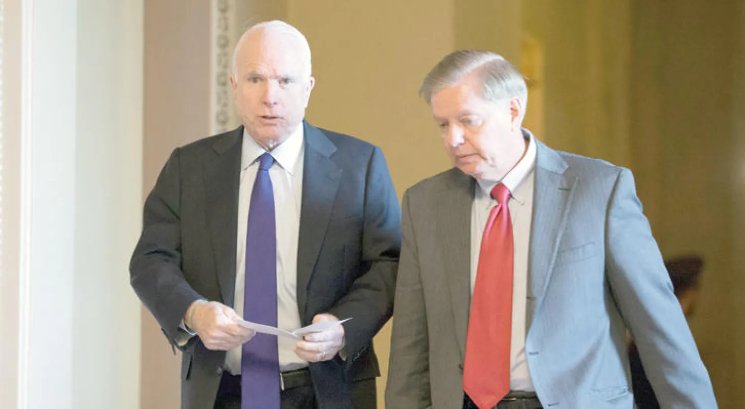 جون ماكين (يسار) ولينزي غراهام في مجلس الشيوخ  قبل تصويت الكونغرس على رئيسي النواب والشيوخ في 16 نوفمبر الماضي (إ.ب.أ)