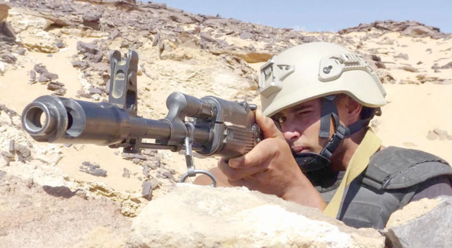 جندي في الجيش اليمني متأهب بسلاحه في إحدى جبهات بنهم (سبأ)