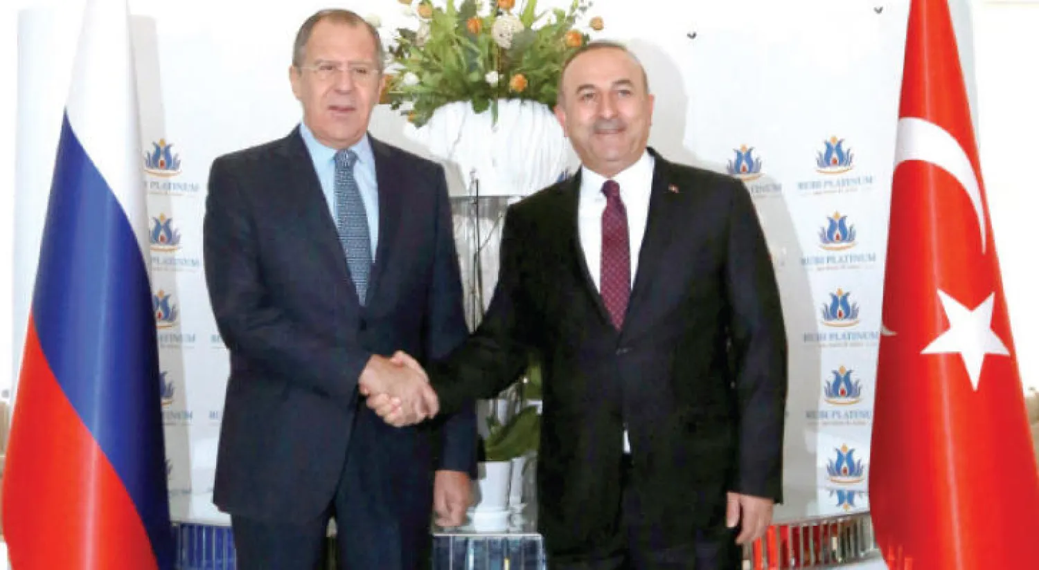 وزير الخارجية الروسي سيرغي لافروف يصافح نظيره التركي جاويش أوغلو خلال مؤتمر صحافي في مدينة ألانيا التركية أمس (رويترز)