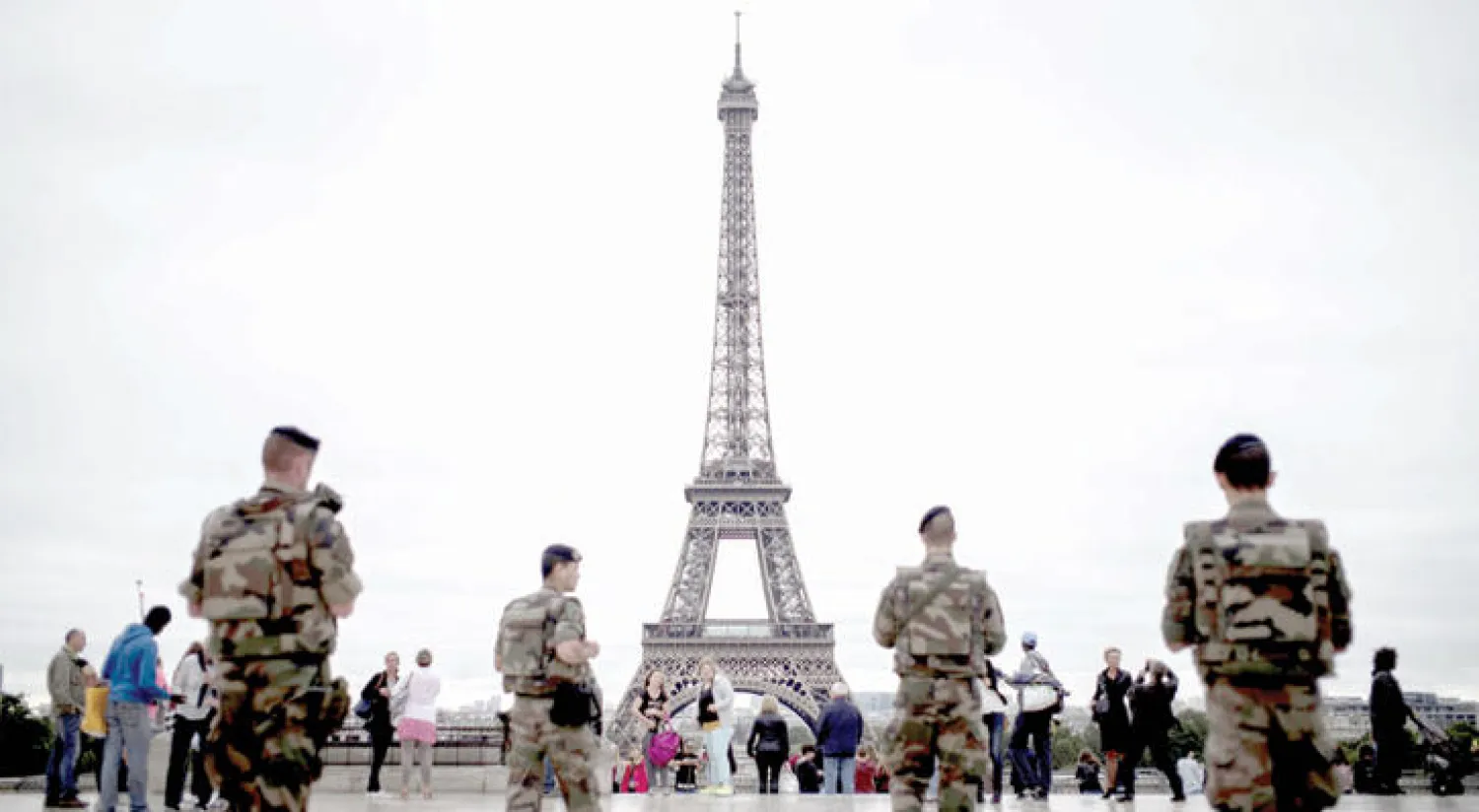 حضور أمني مكثف أسفل برج إيفل عقب هجمات باريس نوفمبر 2015 (أ.ف.ب)
