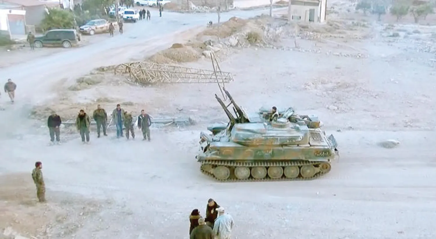 دبابة تابعة لقوات النظام مع عناصر من ميليشيات موالية لها في بلدة خان الشيخ بعد استكمال عملية خروج الفصائل المسلحة المعارضة منها (غيتي)