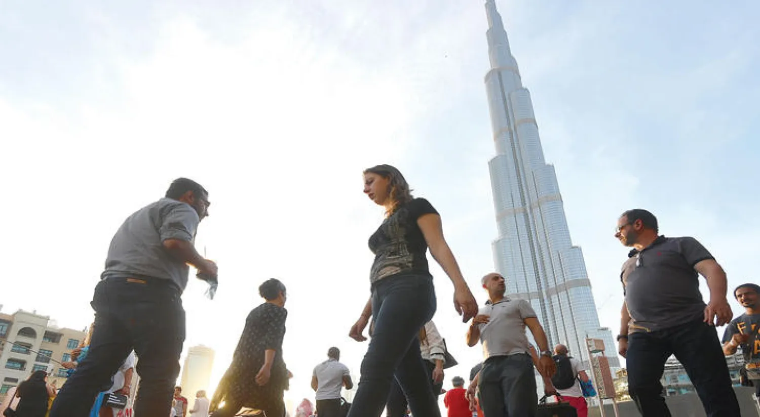 مواطنون من مختلف دول الخليج في محيط من برج خليفة في دبي (غيتي)