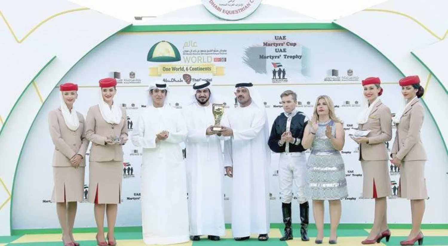 تتويج الفائزين في سباقات مهرجان الشيخ منصور بن زايد للخيول العربية الأصيلة («الشرق الأوسط»)