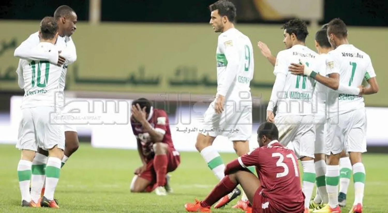 لاعبو الأهلي يحتفلون بعد فوزهم على الفيصلي (تصوير: مشعل القدير)