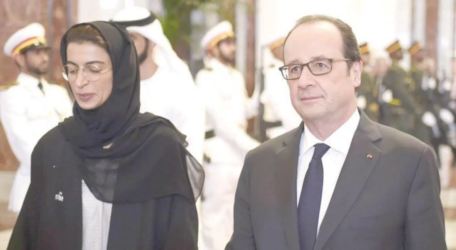 الرئيس الفرنسي فرنسوا هولاند مع نورة الكعبي وزيرة الدولة لشؤون المجلس الوطني الاتحادي عقب وصوله لأبوظبي لحضور المؤتمر (أ.ف.ب)
