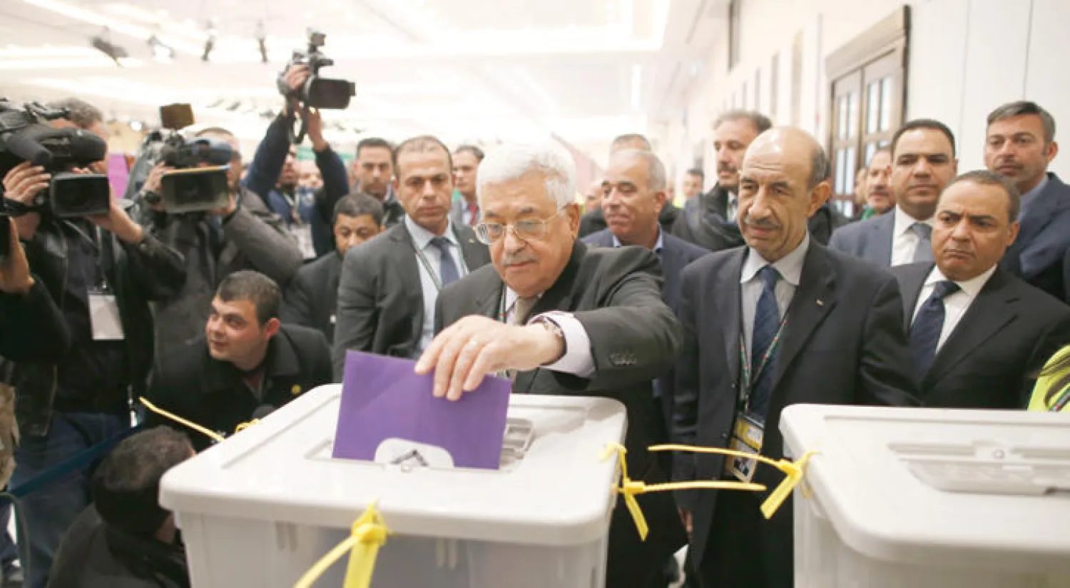 الرئيس محمود عباس خلال تصويته في مؤتمر فتح السابع في رام الله أمس (أ.ب)