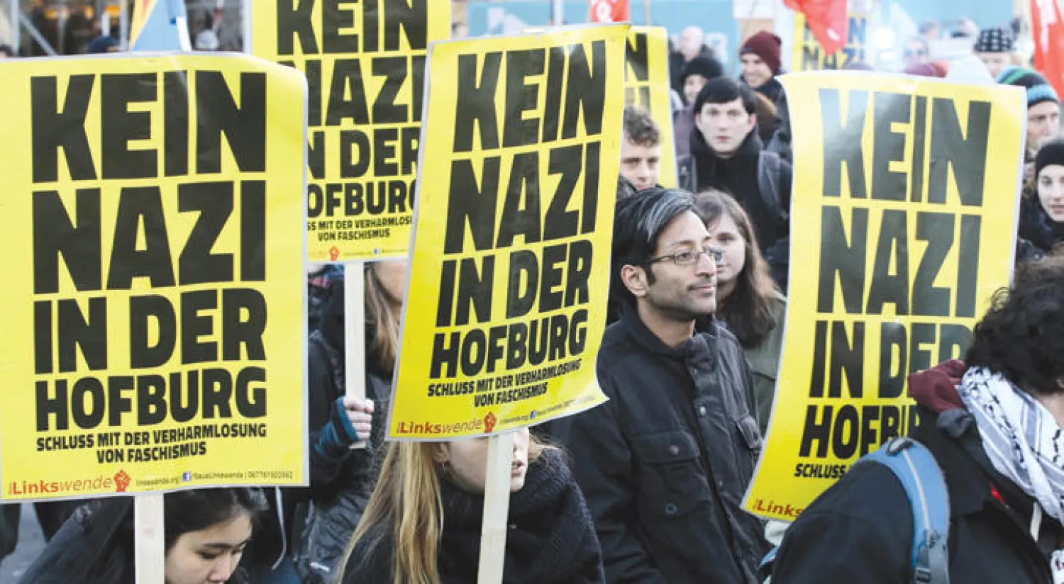 متظاهرون يرفعون أمس يافطات في هوفبيرغ تقول «لا للنازية» ضد المرشح الشعبوي نوربرت هوفر (أ.ب)