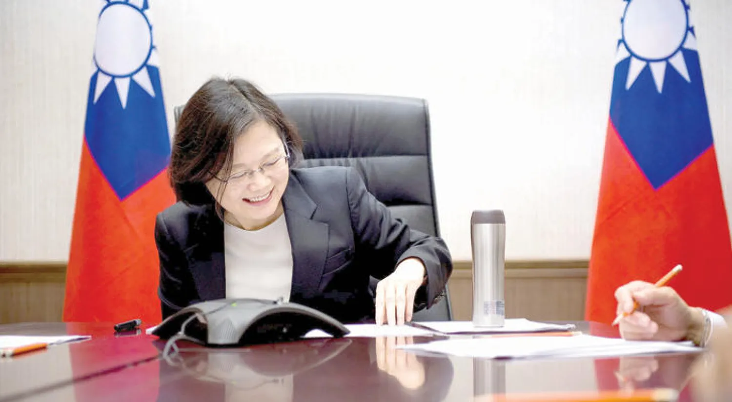 رئيسة تايوان تساي إينغ - وين خلال مكالمتها مع ترامب (صورة وزعها مكتبها أمس)