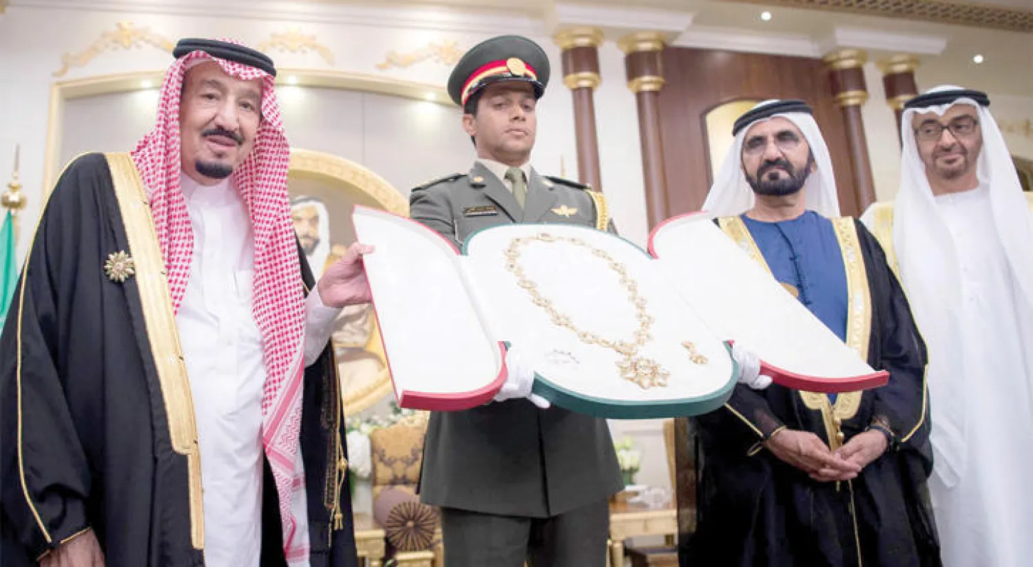 الملك سلمان بن عبد العزيز لدى تسلمه «وسام زايد» من الشيخ محمد بن زايد ولي عهد أبوظبي أمس بحضور الشيخ محمد بن راشد نائب رئيس الإمارات (واس)