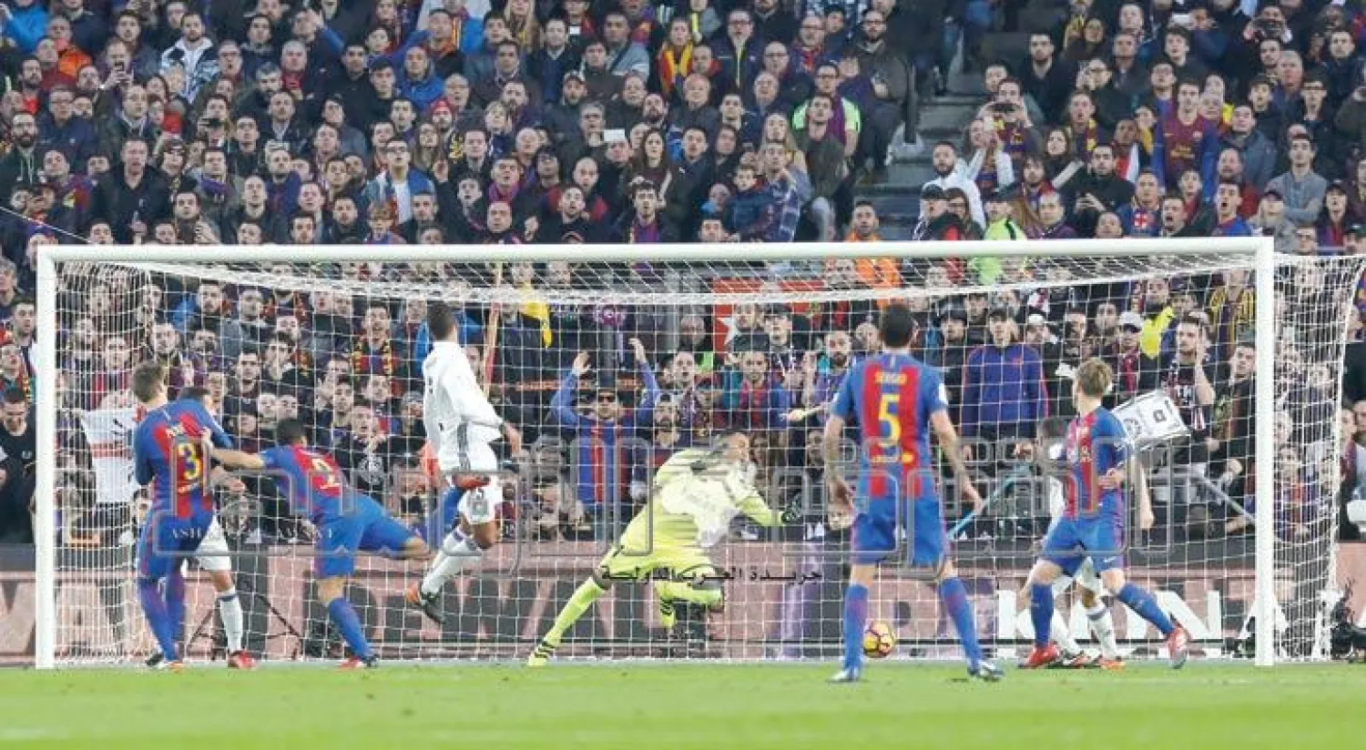 رأسية سواريز مهاجم برشلونة تفتتح اعداف الكلاسيكو الاسباني (أ.ف.ب)