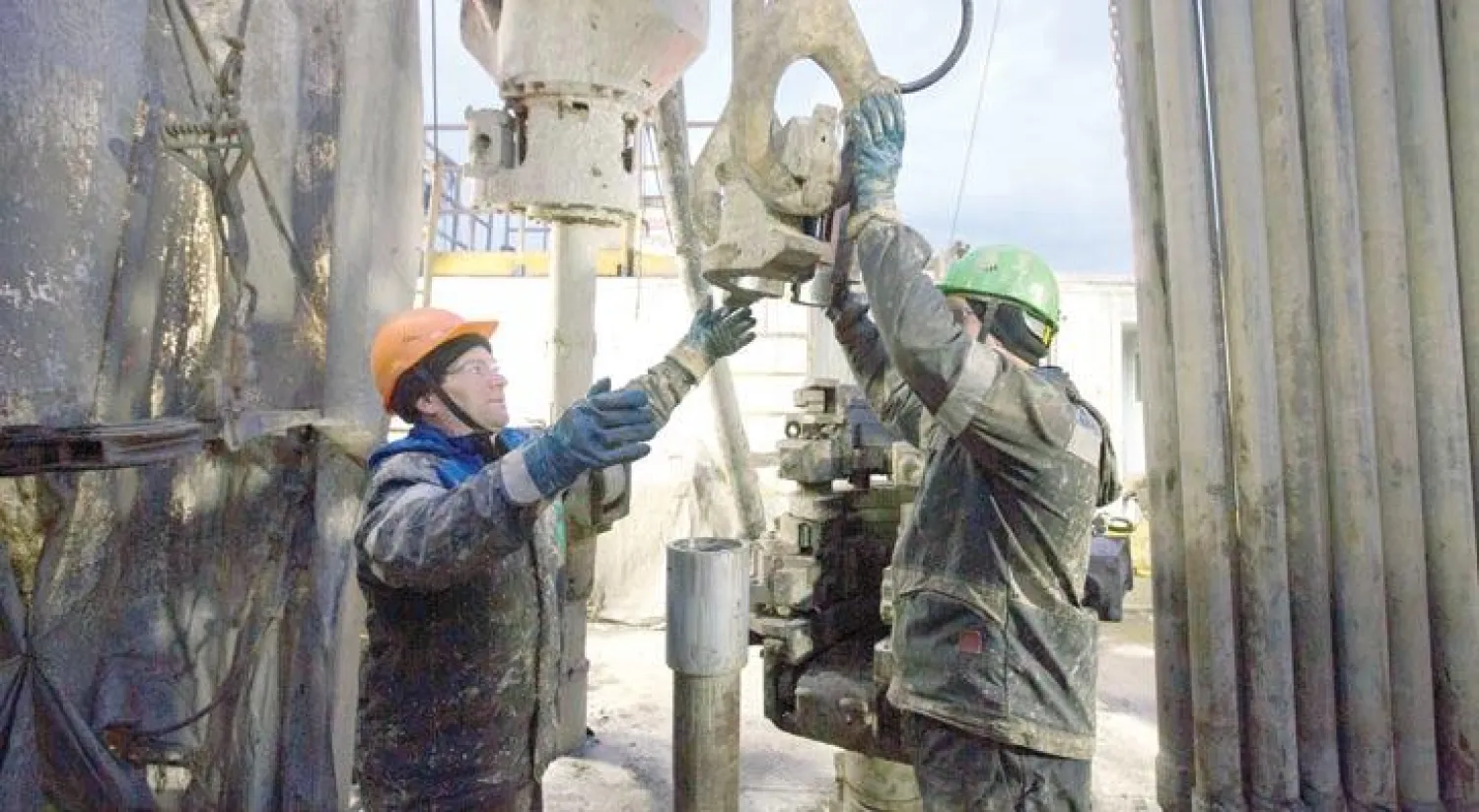 عاملان داخل منشأة لتكرير النفط في احد الحقول النفطية لمنطقة أوفا الروسية (غيتي)