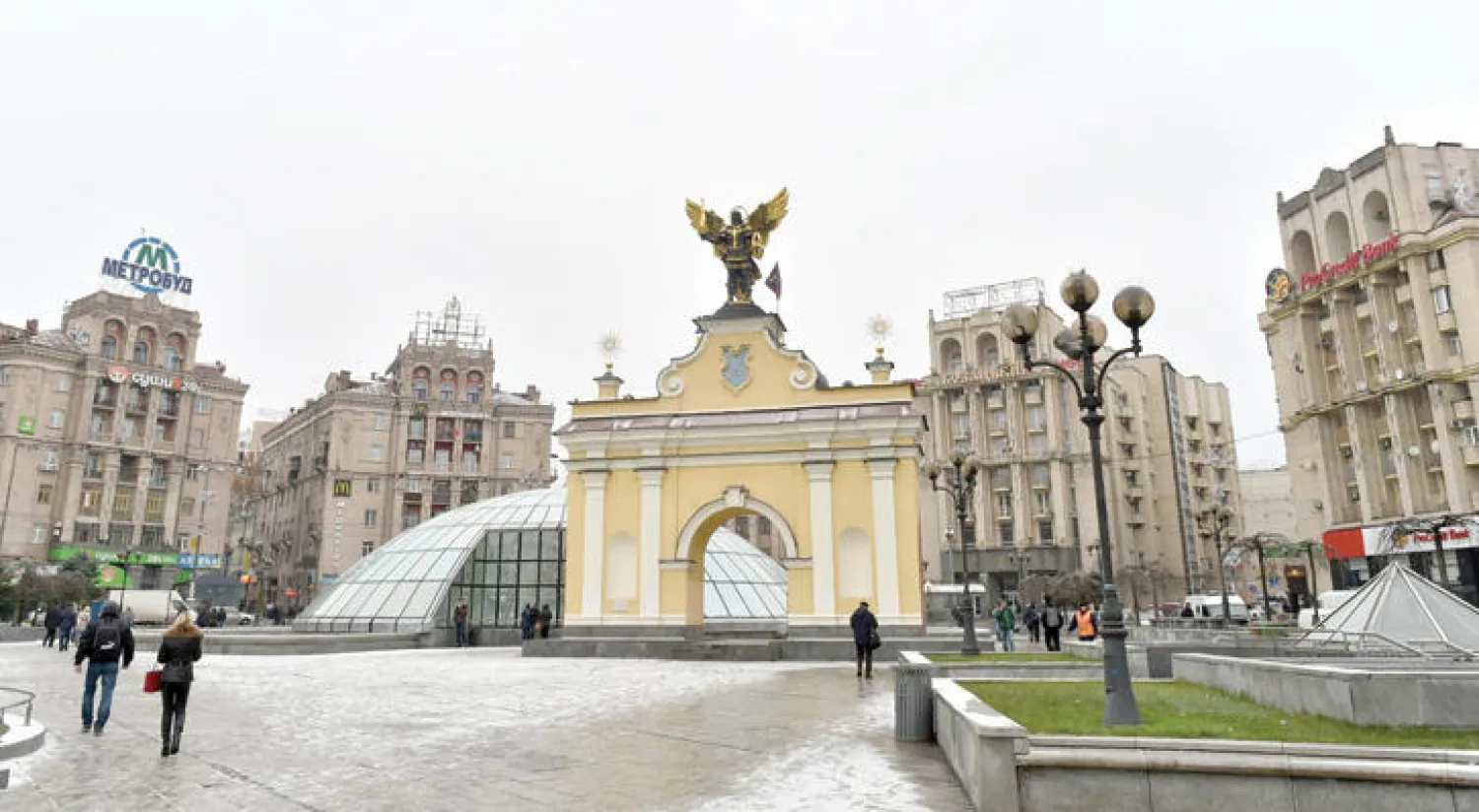 ميدان الاستقلال في وسط كييف حيث قامت مجموعة من المتطرفين اليمينيين بالهجوم على بنك روسي  (أ.ف.ب)