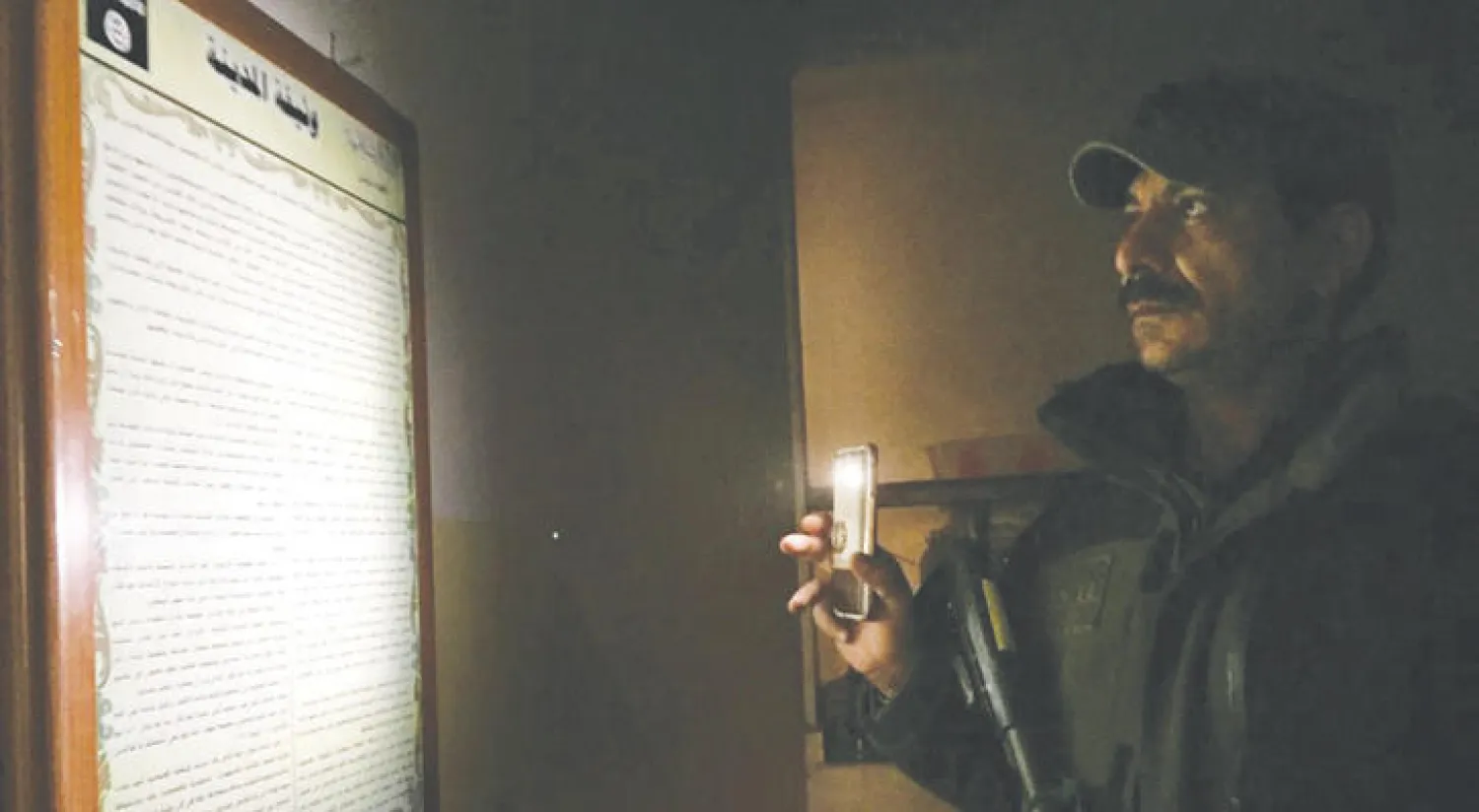 خبير عراقي في مكافحة الإرهاب يتابع تعاليم التنظيم الإرهابي في معسكر أبو سمية الأنصاري بالموصل («واشنطن بوست»)